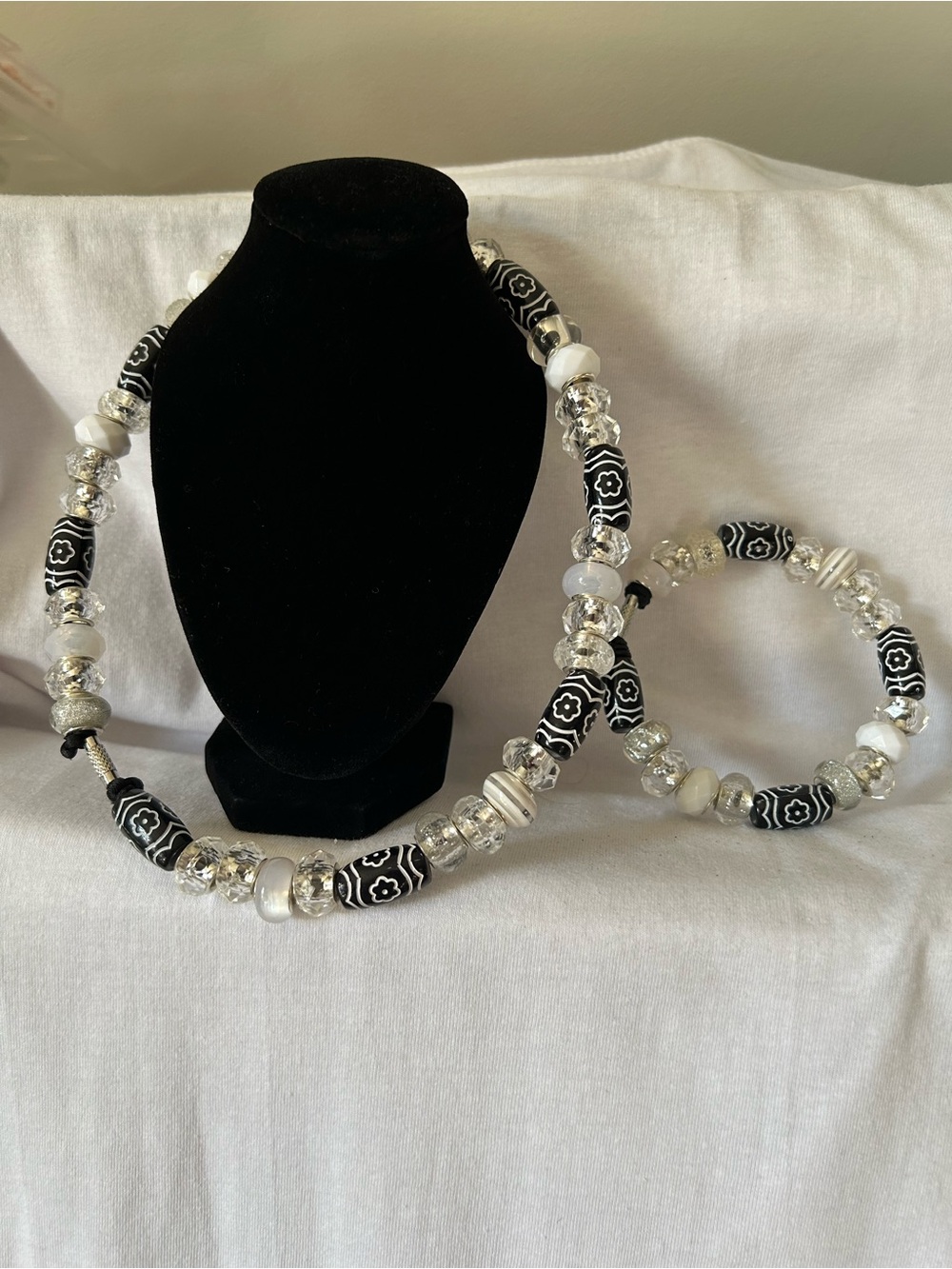 Black & White Floral Bead Necklace with Matching Bracelet